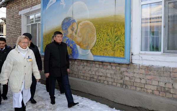 Глава правительства удостоверился в обеспечении теплом средней школы №10 имени Дунларова, Токмокской территориальной больницы и Республиканского специализированного дома ребенка - Sputnik Кыргызстан