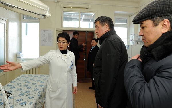 Премьер-министр Сооронбай Жээнбеков в пятницу посетил социальные объекты в городе Токмок - Sputnik Кыргызстан