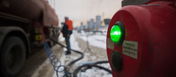 Бензовоз на обочине дороги. Архивное фото Бензовоз на обочине дороги. Архивное фото - Sputnik Кыргызстан