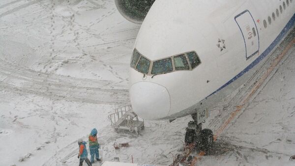 Сотрудники аэропорта у самолета во время снегопада. Архивное фото - Sputnik Кыргызстан
