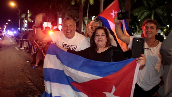 Люди празднуют кончину лидера кубинской революции Фиделя Кастро в Little Havana районе Майами - Sputnik Кыргызстан