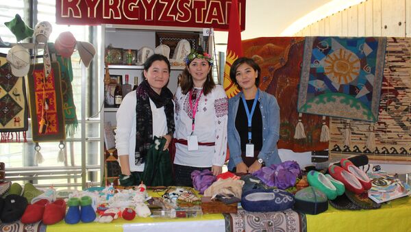 Стенд репродукций из Кыргызстана на международной благотворительной ярмарке ООН Базар — 2016 - Sputnik Кыргызстан