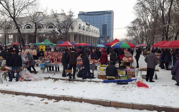 Горожане закупают на ярмарках разнообразный ассортимент продуктов по низким ценам - Sputnik Кыргызстан