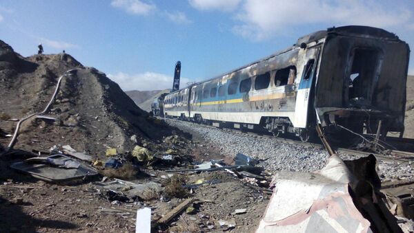 Обгоревший поезд после столкновения с другим поездом на севере Ирана - Sputnik Кыргызстан