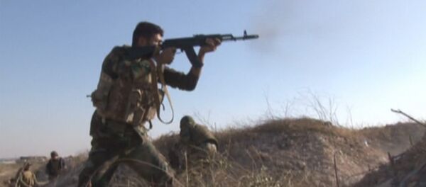 Сирийские солдаты атаковали боевиков на востоке Алеппо. Кадры перестрелки - Sputnik Кыргызстан