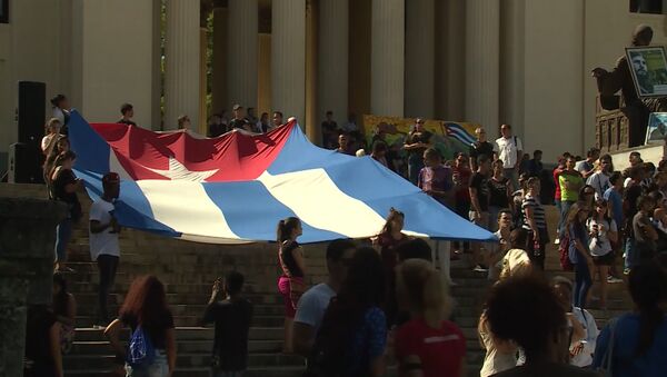Студенты в Гаване развернули огромный флаг Кубы в память о Фиделе Кастро - Sputnik Кыргызстан