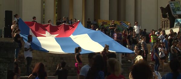 Студенты в Гаване развернули огромный флаг Кубы в память о Фиделе Кастро - Sputnik Кыргызстан