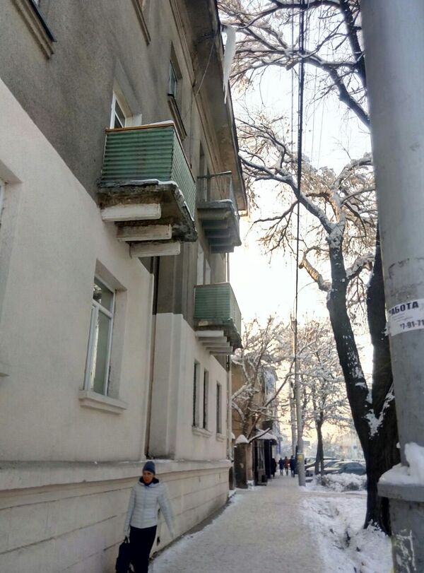 Сосульки на зданиях в Бишкеке, представляющие опасность для людей - Sputnik Кыргызстан