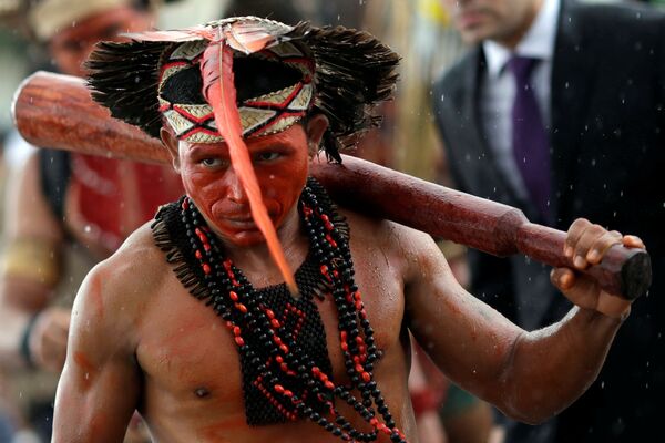 Акция протеста представителей коренных народов Бразилии в Бразилиа - Sputnik Кыргызстан