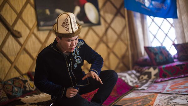 Манасчи во время семисуточного сказания эпоса Манас в этнокомплексе Супара - Sputnik Кыргызстан