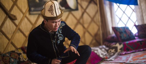 Манасчи во время семисуточного сказания эпоса Манас в этнокомплексе Супара - Sputnik Кыргызстан