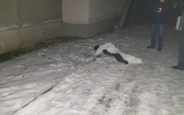 В Бишкеке с пятого этажа упал мужчина и разбился насмерть. - Sputnik Кыргызстан