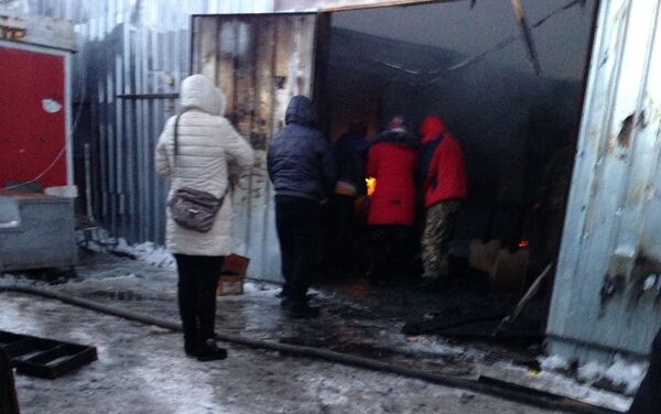 Пожар произошел рано утром на одном из рынков города. Горят контейнеры. На место прибыли пожарные. - Sputnik Кыргызстан