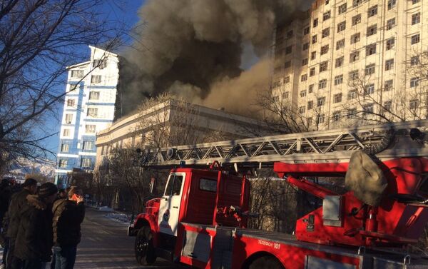 Сообщение о возгорании поступило в пожарную службу в 8.40. На месте работают три пожарных расчета. - Sputnik Кыргызстан