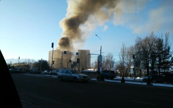 Очевидцы сообщают, что огонь в многоэтажном здании, где находится школа, потушен, однако горит расположенная рядом церковь. - Sputnik Кыргызстан