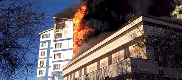 Пламя охватило здание частной школы — кадры пожара в Бишкеке - Sputnik Кыргызстан