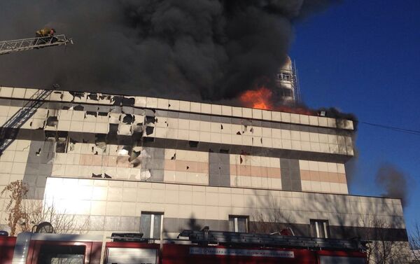 Пожар в здании частной школы на улице Токомбаева потушили, но расположенная рядом церковь продолжает гореть - Sputnik Кыргызстан