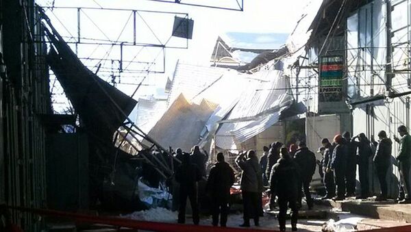 Крыша рухнула на столичном рынке Дордой - Sputnik Кыргызстан
