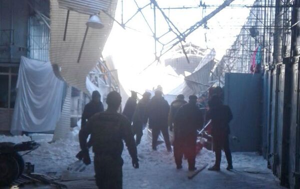 На столичном рынке Дордой на центральном проходе крыша рухнула на людей - Sputnik Кыргызстан