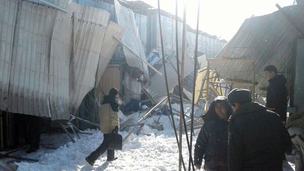 Последствия обвала крыши на центральном проходе на столичном рынке Дордой - Sputnik Кыргызстан