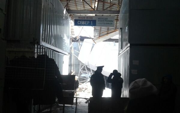 Крыша рухнула на центральном проходе в северной части рынка, площадь обрушения составила 450 квадратных метров. - Sputnik Кыргызстан