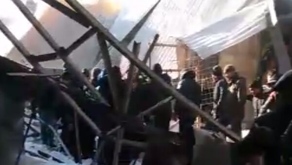 Торговцы сами разбирали завал рухнувшей крыши на рынке Дордой - Sputnik Кыргызстан