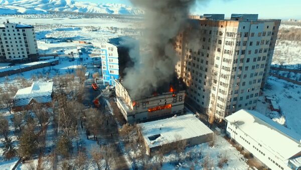 Густой дым и языки пламени — аэросъемка пожара на Токомбаева - Sputnik Кыргызстан
