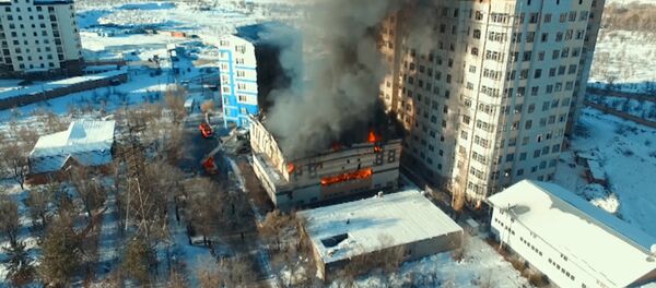 Густой дым и языки пламени — аэросъемка пожара на Токомбаева - Sputnik Кыргызстан