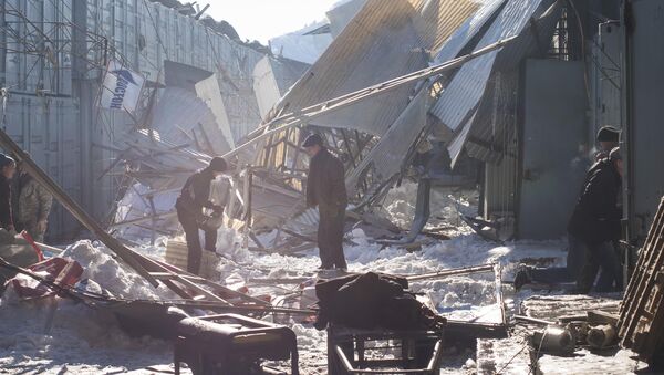 Сотрудники милиции на месте обвала крыши на центральном проходе на столичном рынке Дордой - Sputnik Кыргызстан