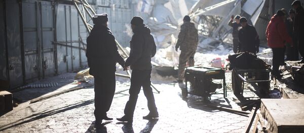 Сотрудники милиции на месте обвала крыши на центральном проходе на столичном рынке Дордой - Sputnik Кыргызстан
