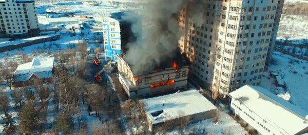 Мектеп менен чиркөөдөгү өрт кантип өчүрүлдү — асмандан көрүнүшү - Sputnik Кыргызстан