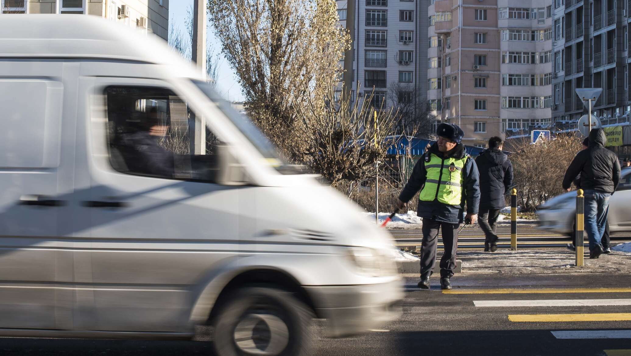 Автобус сбил на тротуаре. Бишкек люди на улице. ДТП В Бишкеке на пересечении улиц Токомбаева ж. Пудовкина. Авария в Кыргызстане подросток 16 лет. ДТП В Бишкеке на пересечении улиц Токомбаева ж. Пудовкина фото.