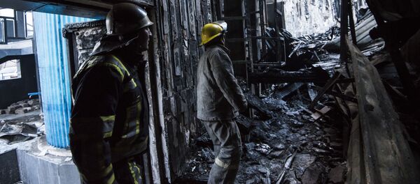 Сотрудники МЧС на месте пожара в здании церкви и в частной школе в Бишкеке - Sputnik Кыргызстан