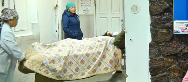 Врач рассказал о состоянии пострадавших при обрушении на рынке Дордой Врач рассказал о состоянии пострадавших при обрушении на рынке Дордой - Sputnik Кыргызстан