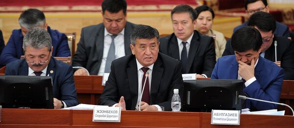 Премьер-министр Сооронбай Жээнбеков Жогорку Кеңештин отурумунда - Sputnik Кыргызстан