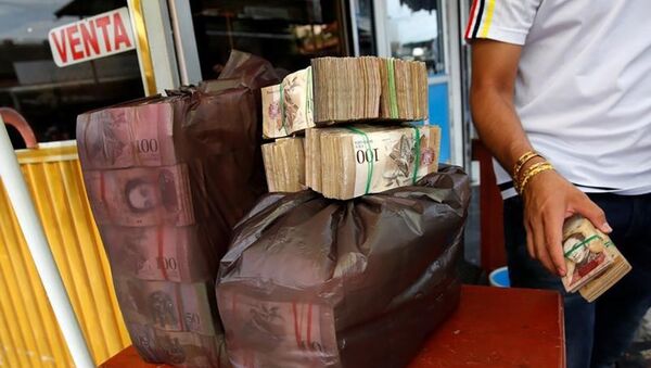Пачки денег в полиэтиленовом пакете в одном из магазинов продуктов питания в Венесуэле - Sputnik Кыргызстан