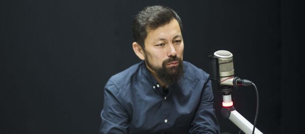 Кыргызстанский дизайнер Марсель Шейшенов из агентства I-Media Creative Bureau во время интервью на радио Sputnik Кыргызстан. - Sputnik Кыргызстан