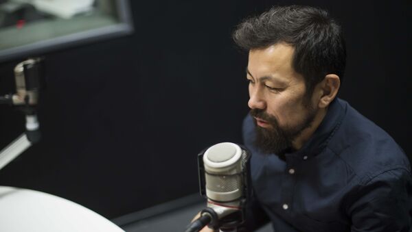 Кыргызстанский дизайнер Марсель Шейшенов из агентства I-Media Creative Bureau во время интервью на радио Sputnik Кыргызстан. - Sputnik Кыргызстан