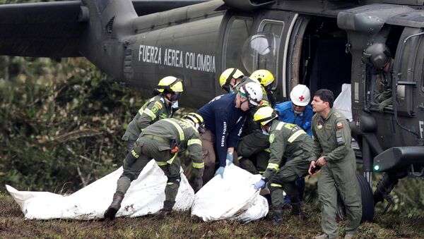 Спасатели грузят тела погибших при крушении самолета с бразильскими футболистами на борту в Колумбии. Архивное фото - Sputnik Кыргызстан