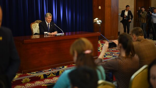 Президент Кыргызстана Алмазбек Атамбаев на пресс-конференции. Архивное фото - Sputnik Кыргызстан
