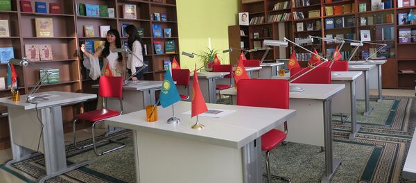 Китепканадагы окуучулар. Архив - Sputnik Кыргызстан