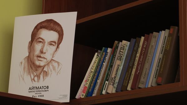 Книги и портрет Чингиза Айтматова. Архивное фото - Sputnik Кыргызстан