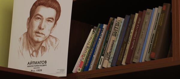 Полкадагы китептер жана улуу жазуучу Чыңгыз Айтматовдун портрети. Архив - Sputnik Кыргызстан