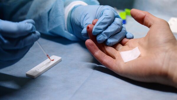Медицинский работник производит экспресс-анализ крови на ВИЧ-инфекцию. Архивное фото - Sputnik Кыргызстан