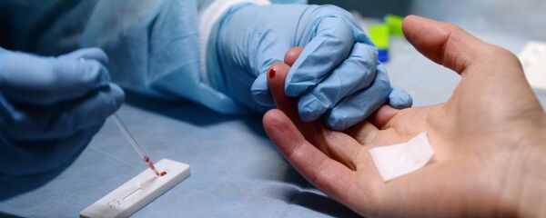 Медицинский работник производит экспресс-анализ крови на ВИЧ-инфекцию. Архивное фото - Sputnik Кыргызстан