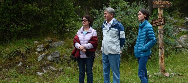 Кыргызстандын президенти Алмазбек Атамбаев жубайы Раиса Атамбаева жана кызы Алия Шагиева менен. Архив - Sputnik Кыргызстан