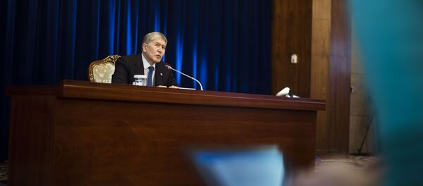 Пресс-конференция президента КР Алмазбека Атамбаева по итогам 2016 года Пресс-конференция президента КР Алмазбека Атамбаева по итогам 2016 года - Sputnik Кыргызстан