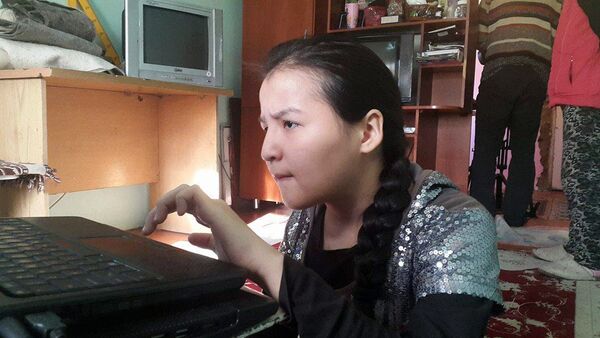 Жизнь 17-летней Элизы Орозбаевой с ДЦП - Sputnik Кыргызстан