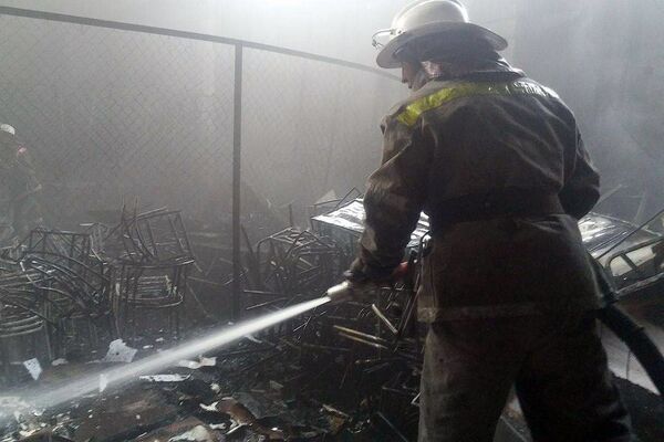 Пожар в складском помещении возле бишкекского торгового центра Таатан локализован - Sputnik Кыргызстан