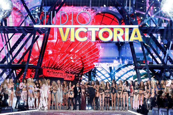Показ Victoria's Secret Fashion Show 2016 в Париже - Sputnik Кыргызстан